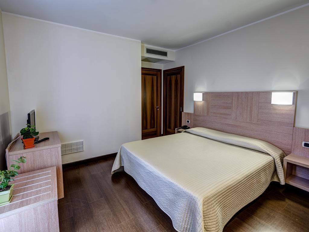 Suite with Whirlpool,113254758:JPEG