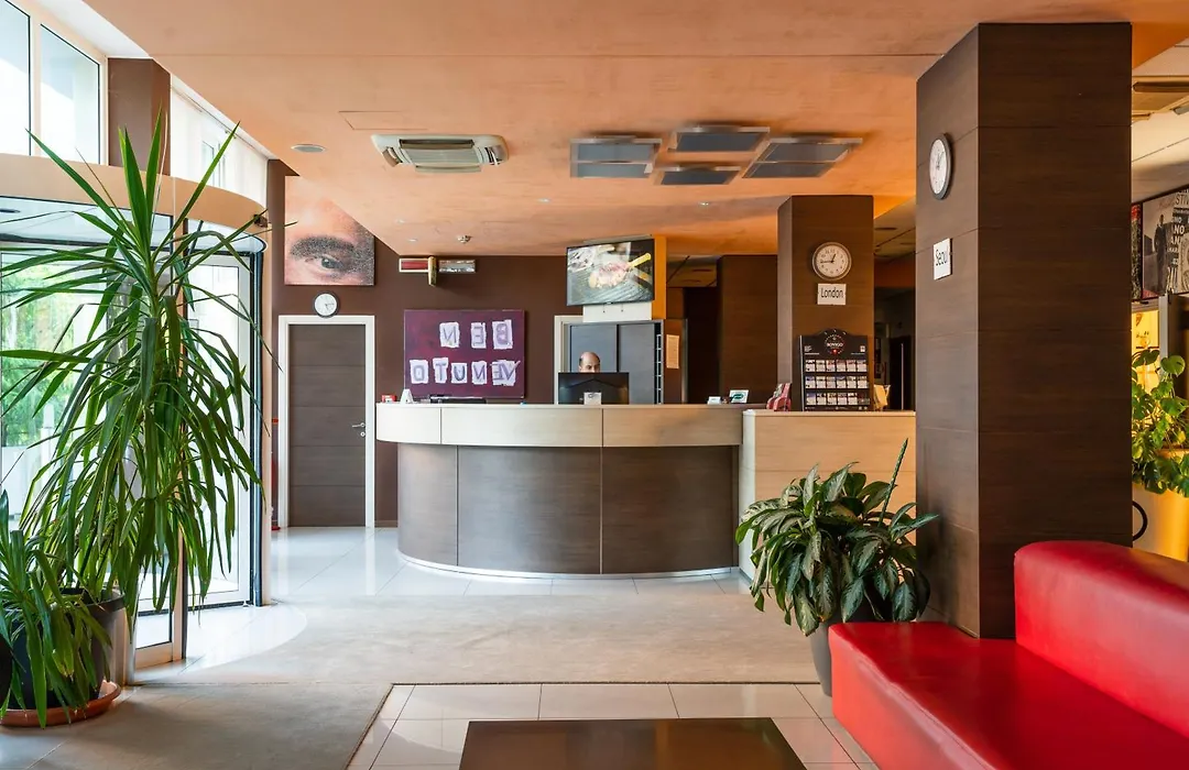 Hotel Capital-1